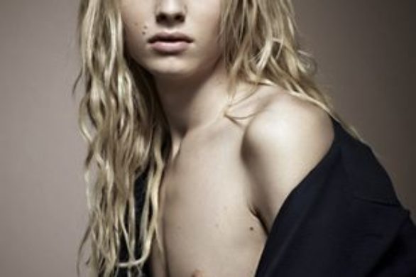 Andrej Pejic na czerwonym dywanie pojawił się w spódnicy!