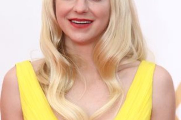 Anna Faris w żółtej kreacji Monique Lhuillier (FOTO)