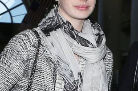 Anne Hathaway w balerinach od Salvatore Ferragamo