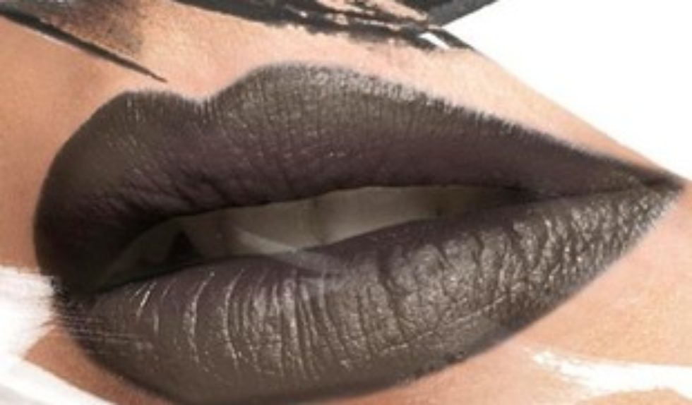 Anna Karenina nosi kreacje od Diora i biżuterię od Chanel