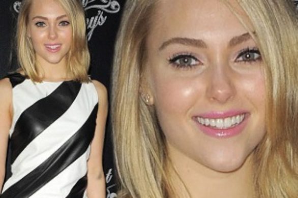 AnnaSophia Robb w biało-czarnej sukience Alice + Olivia