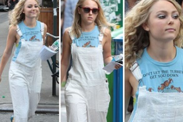 Dwie fryzury AnnySophii Robb na planie serialu