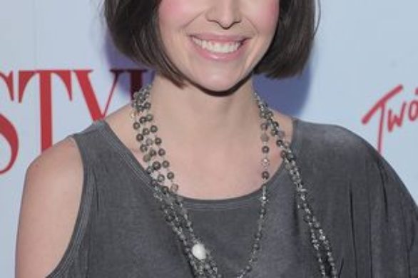 Anna Wendzikowska w szarej kreacji i pastelowych szpilkach