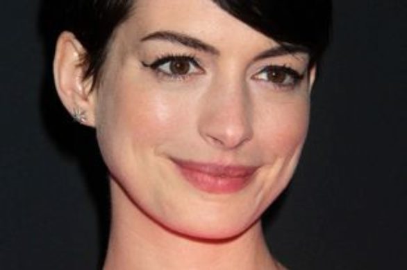 Anne Hathaway w różowej sukience J. Mendel (FOTO)