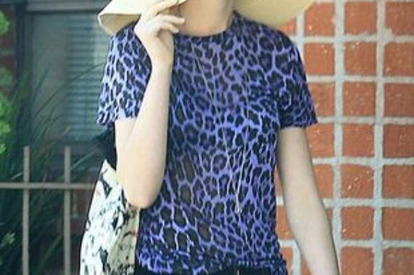 Anne Hathaway w wielkim kapeluszu i bluzce w panterkę (FOTO)