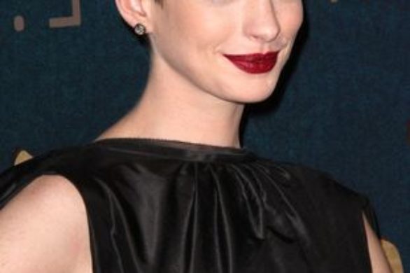 Najnowsza okładka Anne Hathaway nawiązuje do tej z 1959 roku