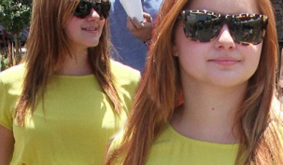 Ariel Winter w żółtej sukience