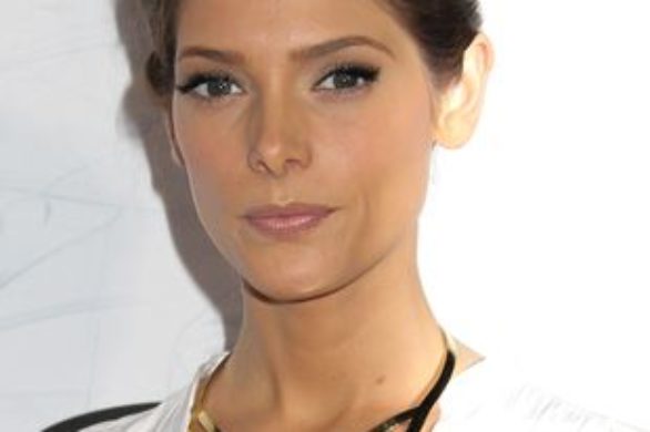 Ashley Greene dobrała zbyt ciemny podkład? (FOTO)
