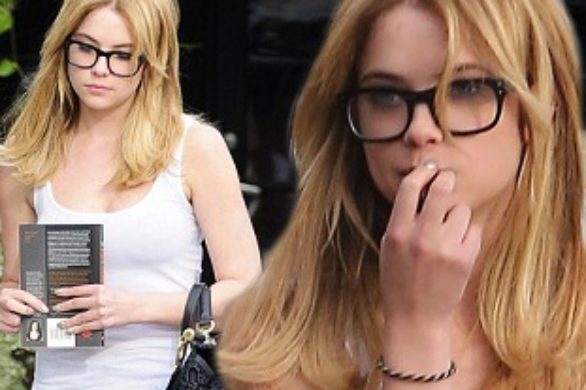 Ashley Benson w podartych jeansach