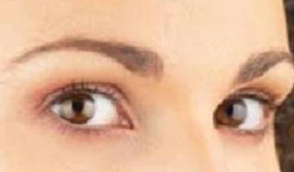 Brwi na pierwszym planie