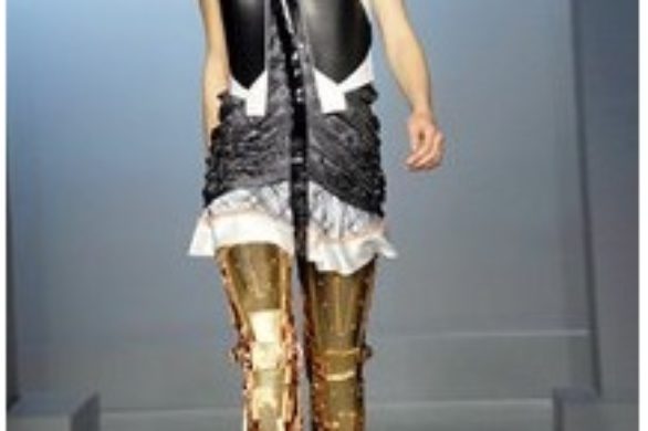 Balenciaga lansuje złote legginsy