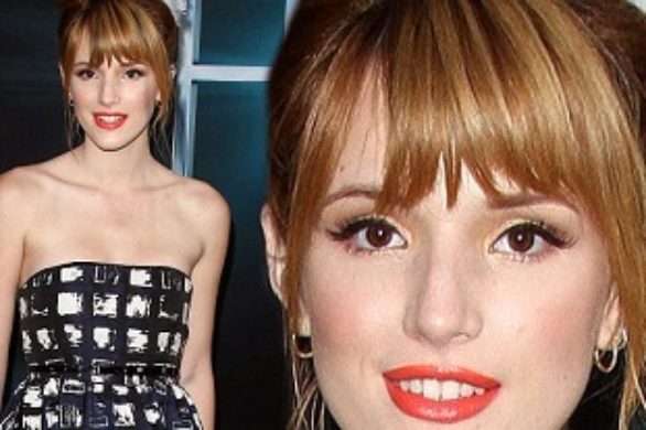 Bella Thorne w niebiesko-białej sukience Alice + Olivia