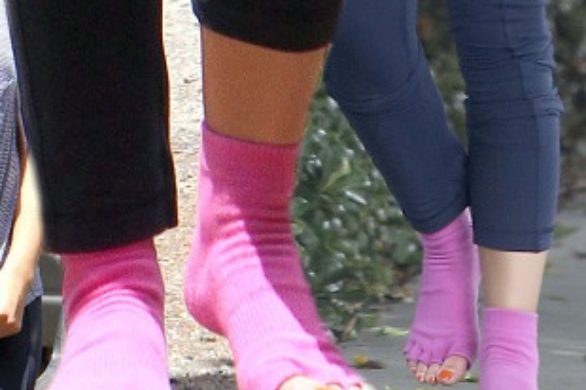 Która gwiazda wybiera skarpetki zamiast butów?