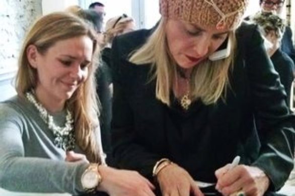 Sukienka bizuu podpisana przez Sharon Stone na aukcji WOŚP!