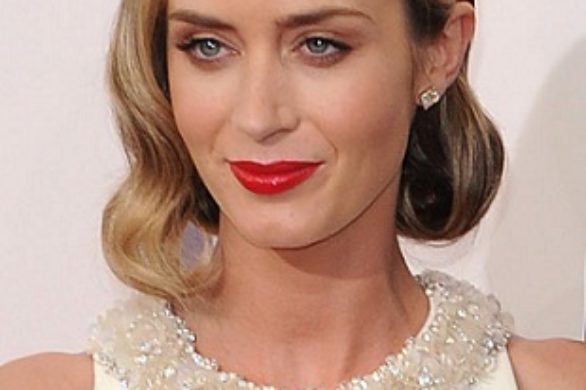 Emily Blunt w białej sukni Miu Miu i falach retro