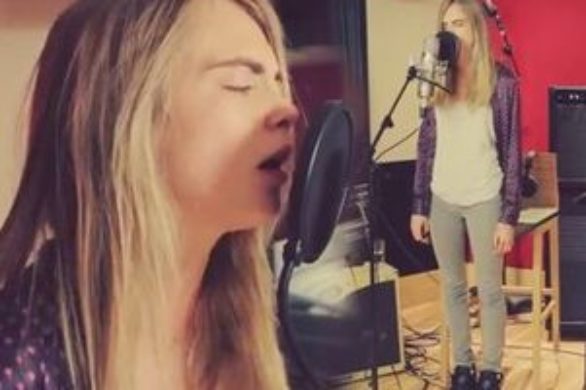 Cara Delevingne próbuje swoich sił przed mikrofonem (VIDEO)