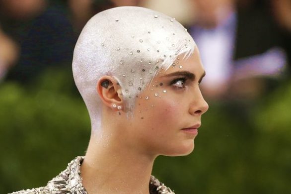 Tak – to fryzura Cary Delevingne na gali MET 2017 (FOTO)