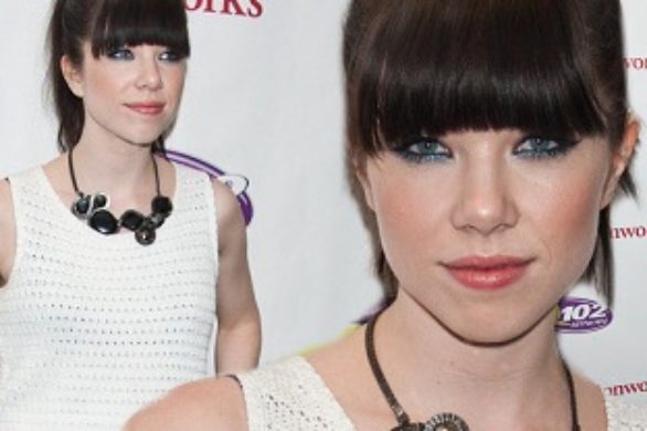 Carly Rae Jepsen we wzorzystych spodniach