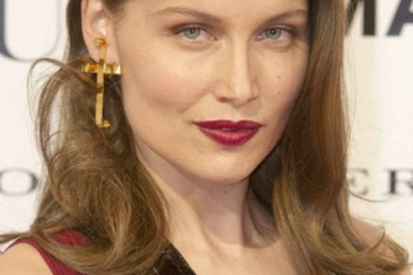 Laetitia Casta w bordowej sukni