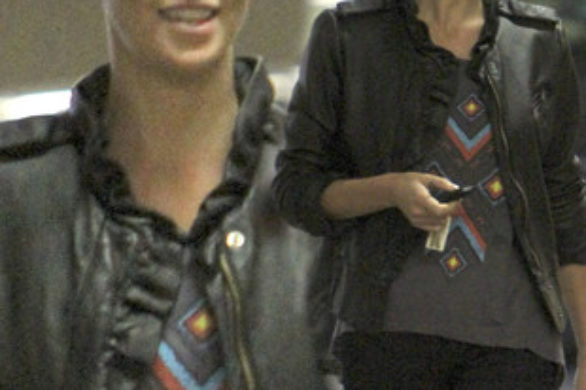 Rockowy luz Charlize Theron (FOTO)