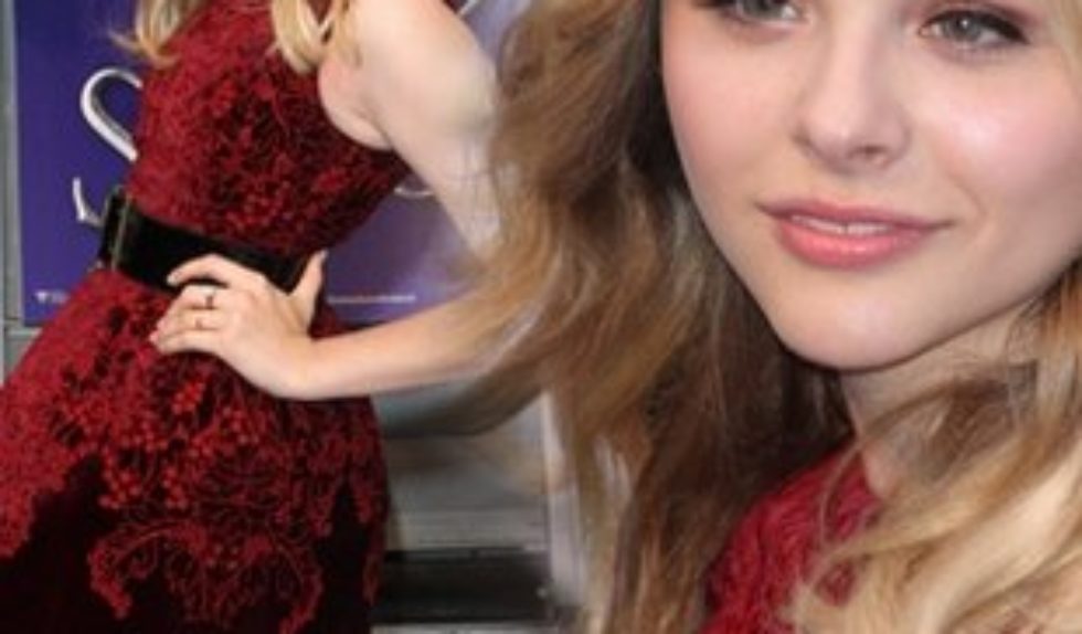 Bordowy look w wydaniu Chloe Moretz (FOTO)