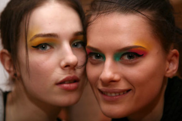 Żółty cień ponad brew