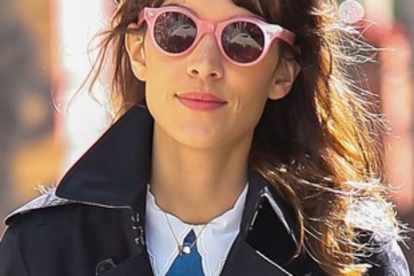Alexa Chung w czarnym trenczu