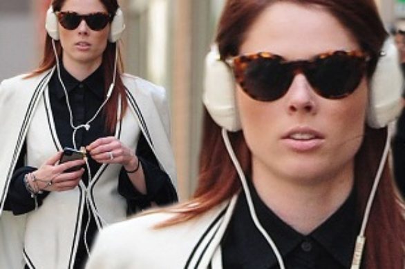 Coco Rocha w kamizelce z peleryną