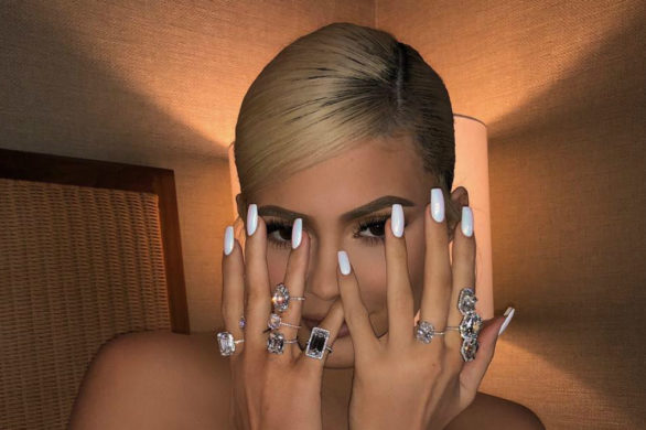 Jesteś uzależniona od akrylowych paznokci? Ekspert radzi, jak ich nie zniszczyć