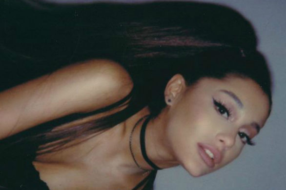 Ariana Grande używa popularnych chusteczek do demakijażu, które kosztują grosze