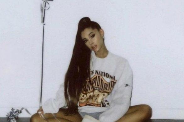 Ariana Grande w peruce próbuje ukryć fakt, że zrobiła sobie usta