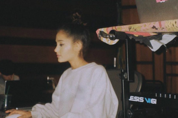 Koński kucyk odchodzi do lamusa? Ariana Grande lansuje styl na niedbałe koczki!