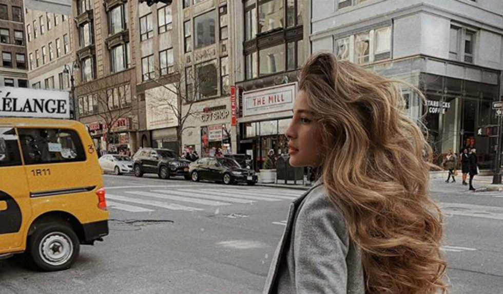 Internauci pokochali dziwny, neonowy kombinezon. Nie wiadomo z czym go nosić…