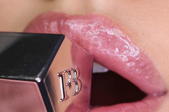 Znowu wróci trend na soczyste, lejące się usta pomalowane tylko błyszczykiem?