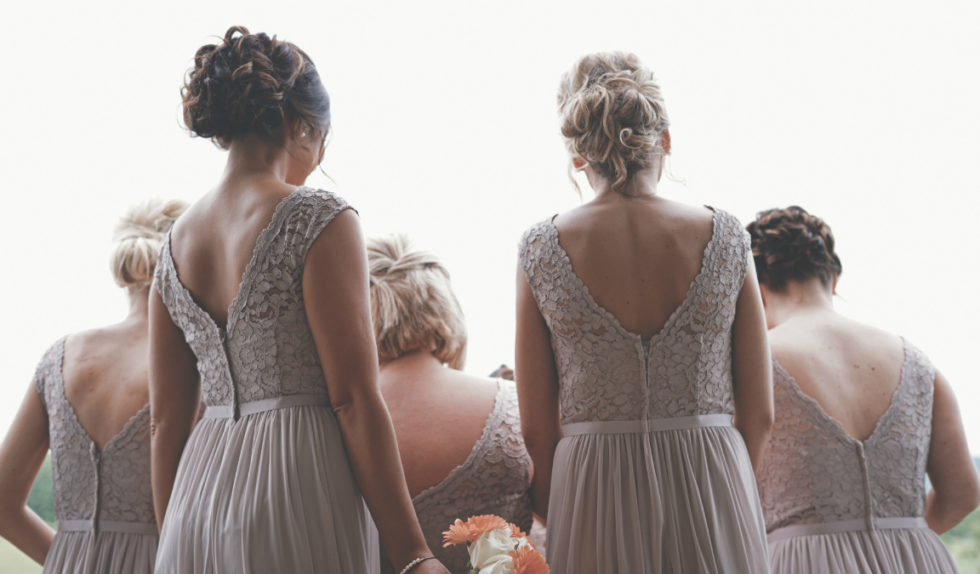 Panna młoda pokłóciła się z druhną o fryzurę. Konflikt jest już publiczny