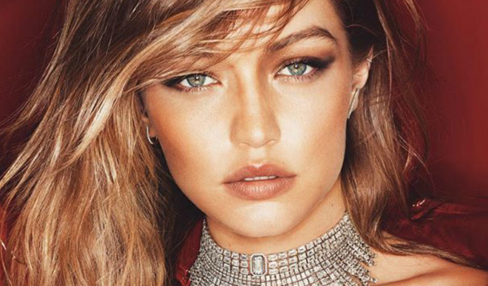 Gigi Hadid w staromodnej fryzurze i mocnej, czerwonej szmince żegna 2018 rok Gigi Hadid w staromodnej fryzurze i mocnej, czerwonej szmince żegna 2018 rok