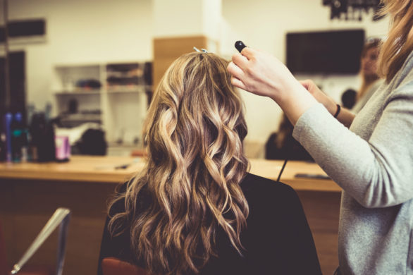 Wszystko, co chciałabyś wiedzieć na temat słynnego trendu szklanych włosów