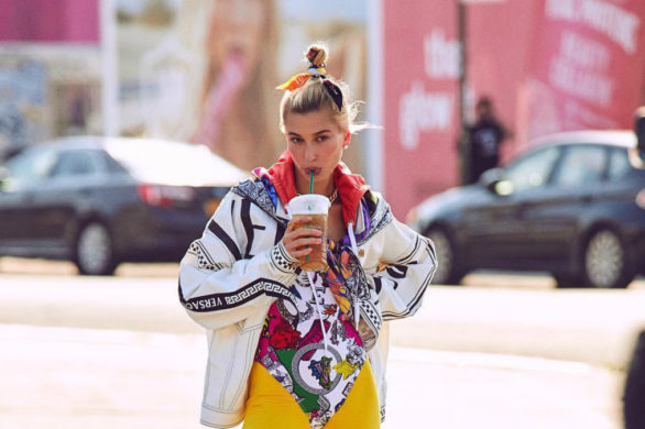 Hailey Baldwin dla Harpers Bazaar US: podwójne majtki, żółte legginsy i kapcie