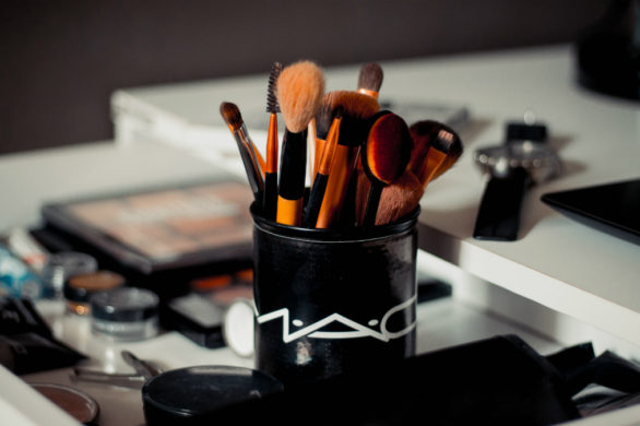 Makijażyści zapewniają, że wykonają profesjonalny make up tym jednym pędzlem!