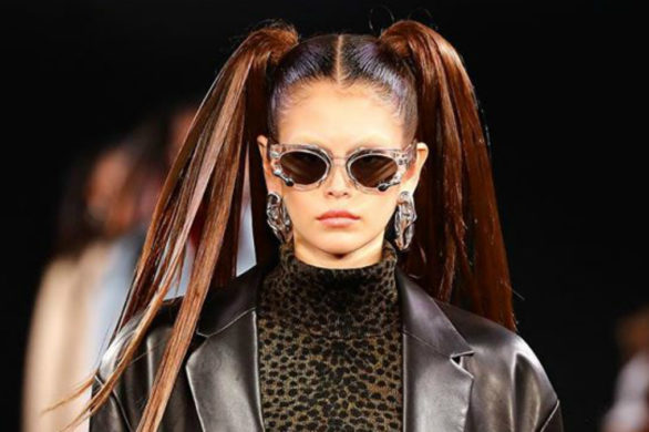 Kaia Gerber bez brwi przechadza się po wybiegu w kolekcji Alexandra Wang’a