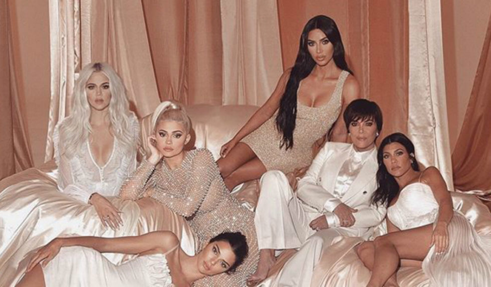Kardashianki zaliczyły photoshopową wpadkę! Poprawki widać wszędzie Kardashianki zaliczyły photoshopową wpadkę! Poprawki widać wszędzie