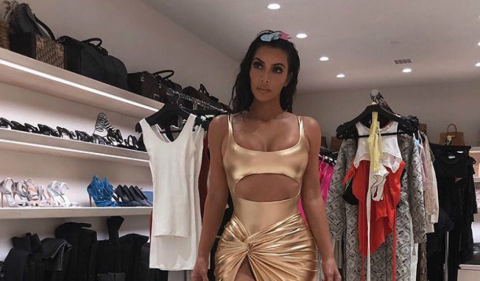 Spór o sukienkę Kim, którą zaprojektował dla niej Kanye. Wiemy, o co chodzi! Spór o sukienkę Kim, którą zaprojektował dla niej Kanye. Wiemy, o co chodzi!