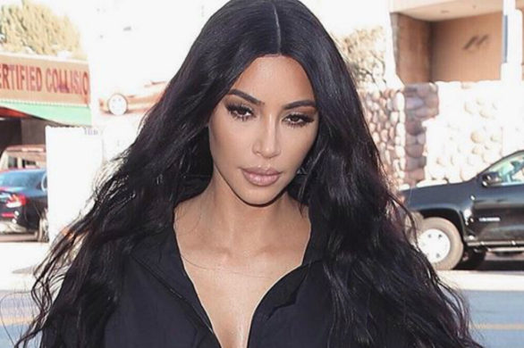 Kim Kardashian pokazuje twarz przed konturowaniem. Policzysz warstwy produktów?