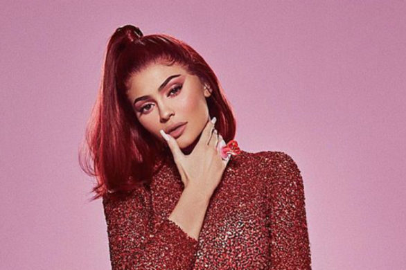 Rudowłosa Kylie promuje swoją nową, walentynkową kolekcję kosmetyków