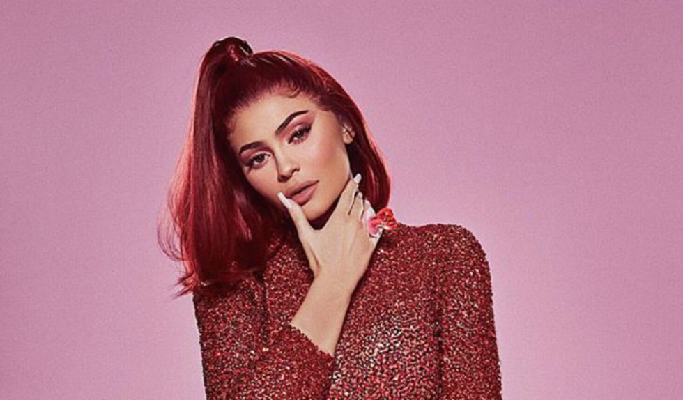 Rudowłosa Kylie promuje swoją nową, walentynkową kolekcję kosmetyków Rudowłosa Kylie promuje swoją nową, walentynkową kolekcję kosmetyków