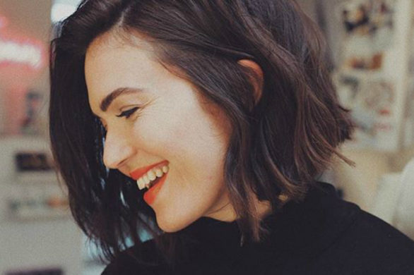 Mandy Moore lansuje modę sukienkę, którą nasze Mamy uwielbiały nosić w latach 90