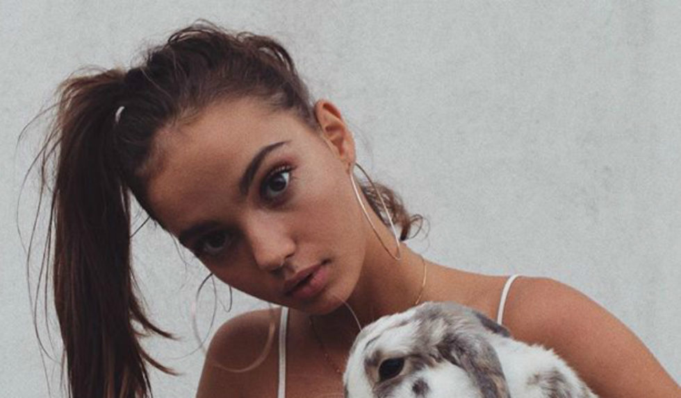 Modelka twierdzi, że problemy z trądzikiem rozpoczął u niej… olej kokosowy! Modelka twierdzi, że problemy z trądzikiem rozpoczął u niej… olej kokosowy!