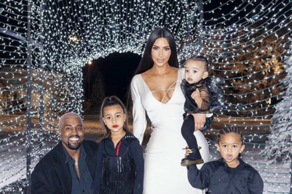 North West promuje nową, czerwoną szminkę z linii kosmetycznej KKW BEAUTY