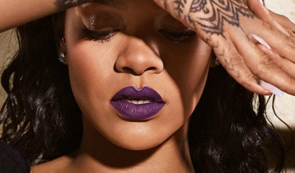 Rihanna pokazała na Instagramie, czym maskuje cienie pod oczami oraz wypryski Rihanna pokazała na Instagramie, czym maskuje cienie pod oczami oraz wypryski