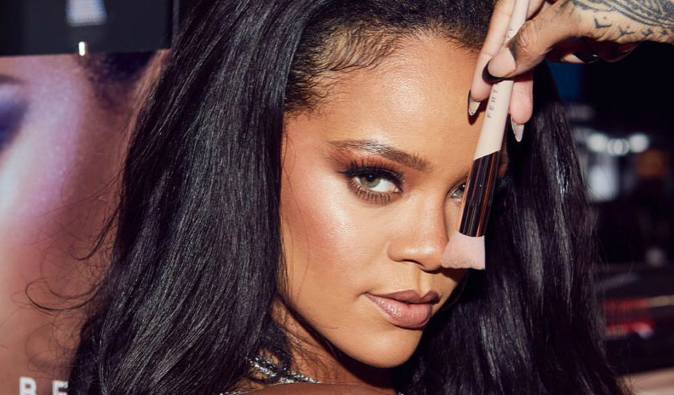 Genialny trick makijażystki Rihanny, który rozświetla twarz i wydobywa jej blask